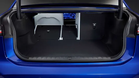 El BMW que fulmina el miedo a viajar en eléctrico: 900 km de autonomía y recargas en 10 minutos