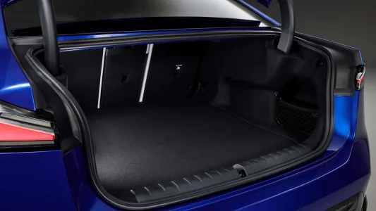 El BMW que fulmina el miedo a viajar en eléctrico: 900 km de autonomía y recargas en 10 minutos