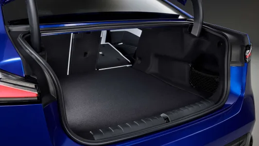 El BMW que fulmina el miedo a viajar en eléctrico: 900 km de autonomía y recargas en 10 minutos