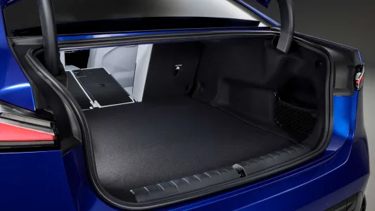 El BMW que fulmina el miedo a viajar en eléctrico: 900 km de autonomía y recargas en 10 minutos