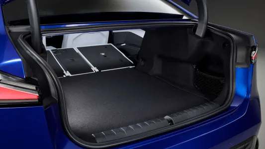 El BMW que fulmina el miedo a viajar en eléctrico: 900 km de autonomía y recargas en 10 minutos