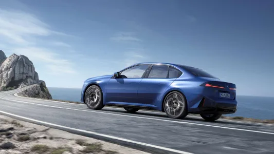 El BMW que fulmina el miedo a viajar en eléctrico: 900 km de autonomía y recargas en 10 minutos