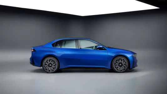 El BMW que fulmina el miedo a viajar en eléctrico: 900 km de autonomía y recargas en 10 minutos