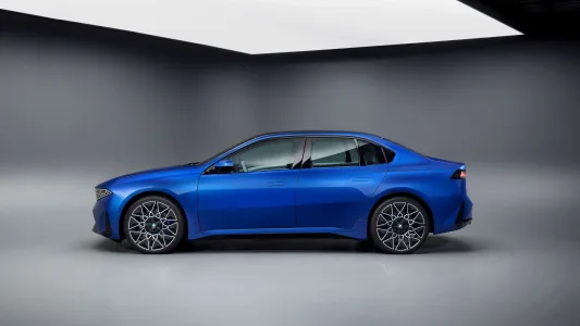 El BMW que fulmina el miedo a viajar en eléctrico: 900 km de autonomía y recargas en 10 minutos