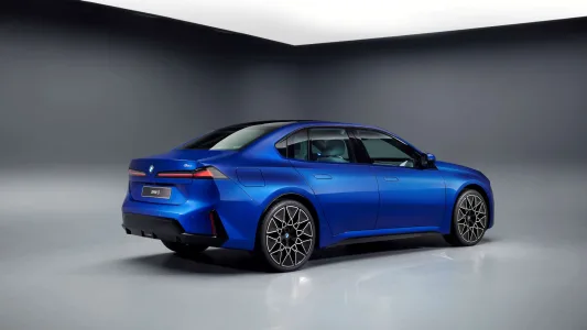 El BMW que fulmina el miedo a viajar en eléctrico: 900 km de autonomía y recargas en 10 minutos