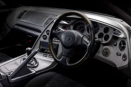 Toyota reedita la pieza que arruina el interior del Supra Mk4 (y muchos coches de los ’90)