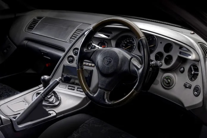 Toyota reedita la pieza que arruina el interior del Supra Mk4 (y muchos coches de los ’90)