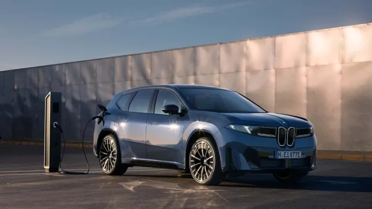 635 km de autonomía y 320 CV: el nuevo BMW iX3 40 es el «básico» que querrás