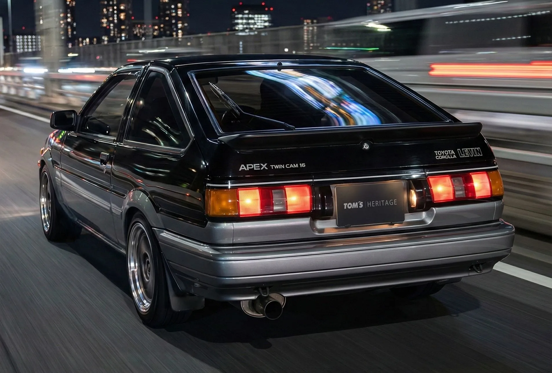 Estrenar un Toyota Corolla Levin AE86 cuesta como un GR Supra 3.0 Turbo… ¿tú cuál comprarías?