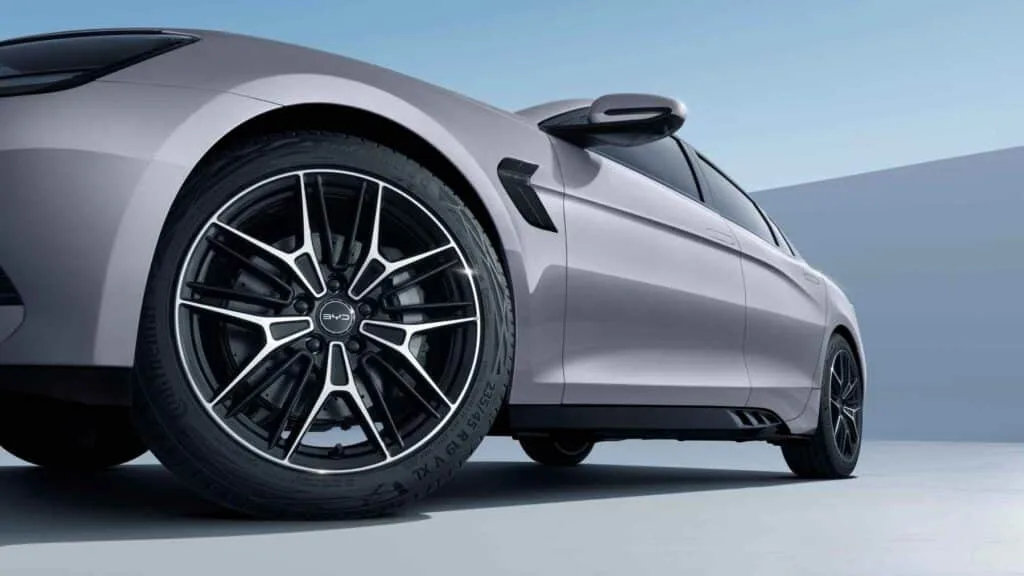 El gran rival de Tesla Model 3 se pone al día con más espacio, tecnología y cuesta menos de 35.000 euros