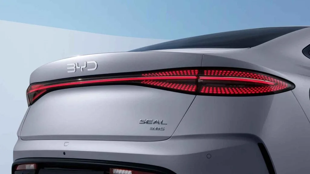 El gran rival de Tesla Model 3 se pone al día con más espacio, tecnología y cuesta menos de 35.000 euros