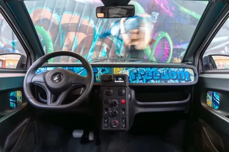 No es un coche, se puede conducir desde los 15 años y tiene hasta 113 km de autonomía en la versión eléctrica