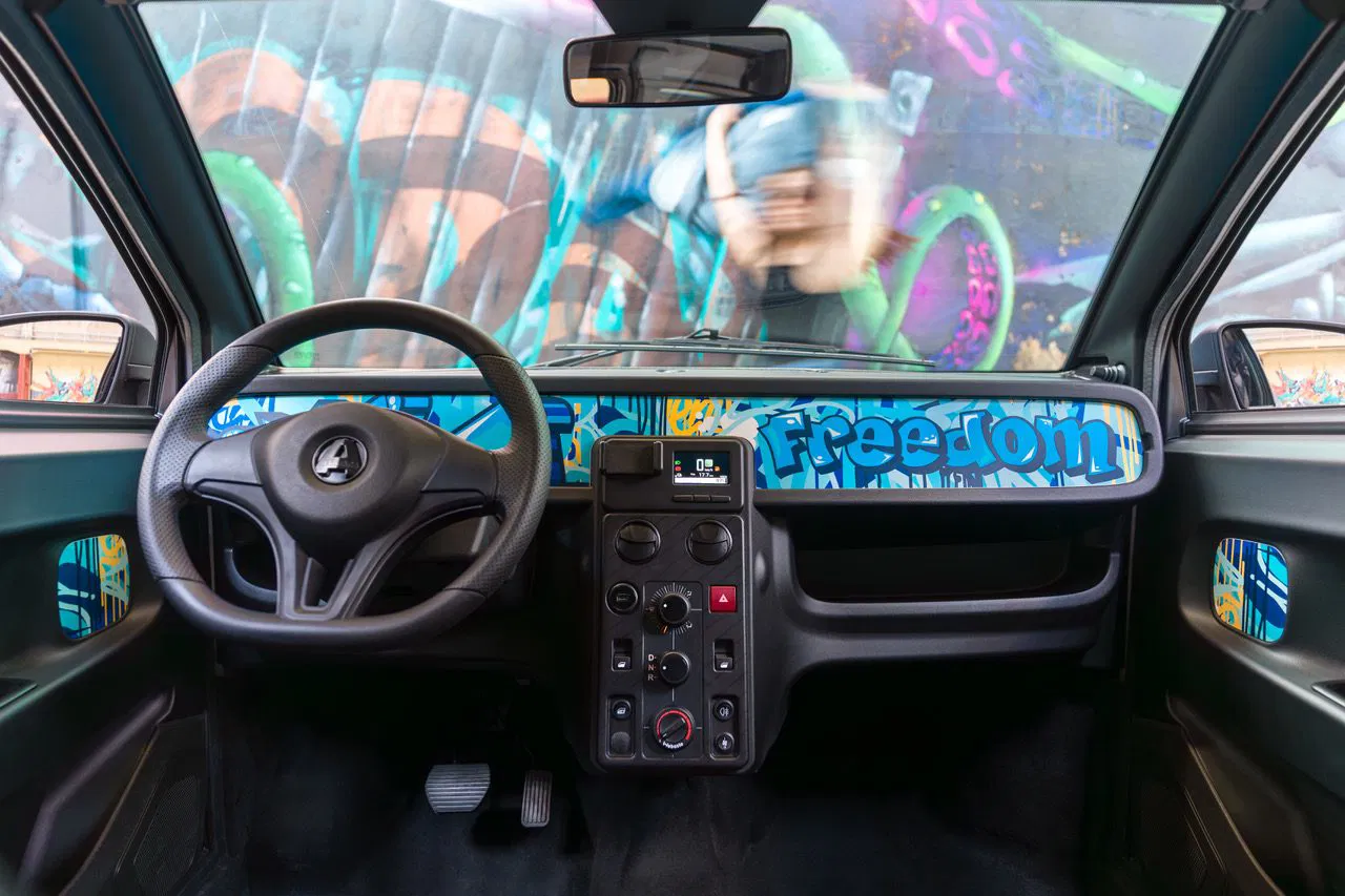 No es un coche, se puede conducir desde los 15 años y tiene hasta 113 km de autonomía en la versión eléctrica