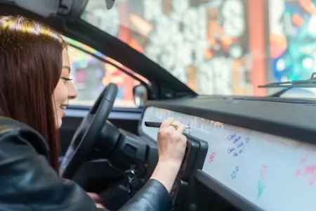 No es un coche, se puede conducir desde los 15 años y tiene hasta 113 km de autonomía en la versión eléctrica