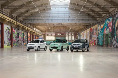 No es un coche, se puede conducir desde los 15 años y tiene hasta 113 km de autonomía en la versión eléctrica