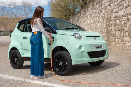 No es un coche, se puede conducir desde los 15 años y tiene hasta 113 km de autonomía en la versión eléctrica