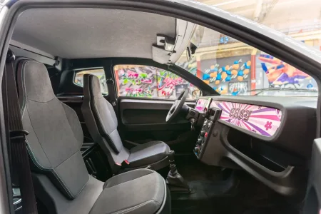 No es un coche, se puede conducir desde los 15 años y tiene hasta 113 km de autonomía en la versión eléctrica