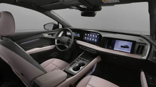 Audi actualiza el Q4 e-tron con casi 600 km de autonomía: arreglan el fallo que todos odiaban, pero cometen uno peor