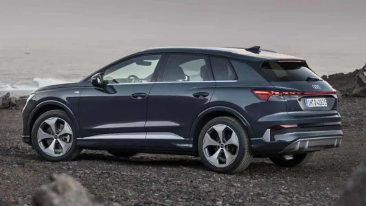 Audi actualiza el Q4 e-tron con casi 600 km de autonomía: arreglan el fallo que todos odiaban, pero cometen uno peor