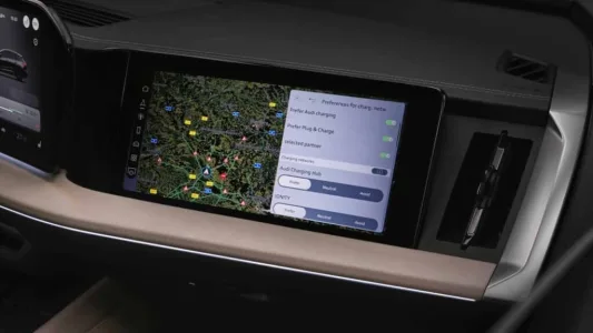 Audi actualiza el Q4 e-tron con casi 600 km de autonomía: arreglan el fallo que todos odiaban, pero cometen uno peor