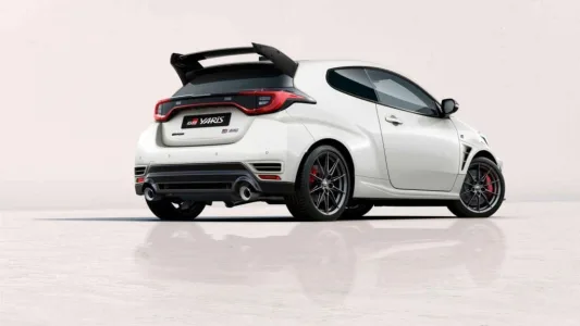 Piden más de 50.000 euros por este Toyota Yaris, pero cuando veas su freno de mano vertical y sus 280 CV lo entenderás todo