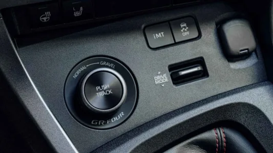 Piden más de 50.000 euros por este Toyota Yaris, pero cuando veas su freno de mano vertical y sus 280 CV lo entenderás todo