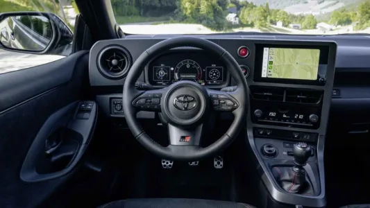 Piden más de 50.000 euros por este Toyota Yaris, pero cuando veas su freno de mano vertical y sus 280 CV lo entenderás todo