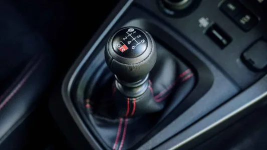 Piden más de 50.000 euros por este Toyota Yaris, pero cuando veas su freno de mano vertical y sus 280 CV lo entenderás todo