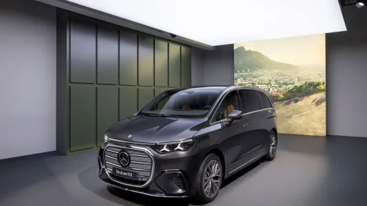 713 km, hasta 8 plazas y hecho en España: el nuevo Mercedes VLE es el eléctrico familiar que quiere cambiarlo todo