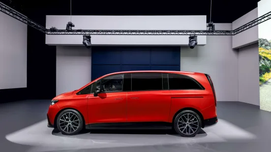 713 km, hasta 8 plazas y hecho en España: el nuevo Mercedes VLE es el eléctrico familiar que quiere cambiarlo todo