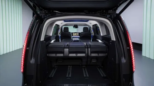 713 km, hasta 8 plazas y hecho en España: el nuevo Mercedes VLE es el eléctrico familiar que quiere cambiarlo todo