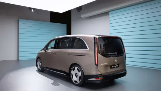 713 km, hasta 8 plazas y hecho en España: el nuevo Mercedes VLE es el eléctrico familiar que quiere cambiarlo todo