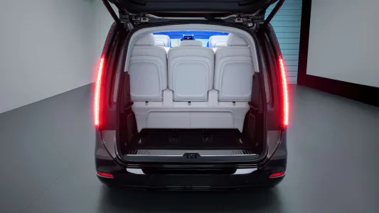 713 km, hasta 8 plazas y hecho en España: el nuevo Mercedes VLE es el eléctrico familiar que quiere cambiarlo todo