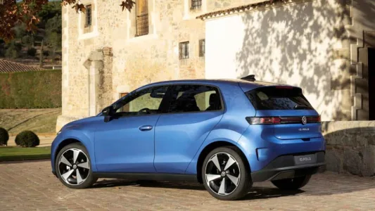 Adiós al Volkswagen Polo que conocías: ahora es 100% eléctrico, tiene 455 km de autonomía y cuesta 25.990 euros (con ayudas)