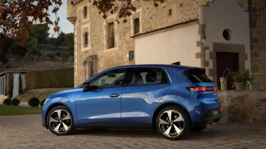 Adiós al Volkswagen Polo que conocías: ahora es 100% eléctrico, tiene 455 km de autonomía y cuesta 25.990 euros (con ayudas)