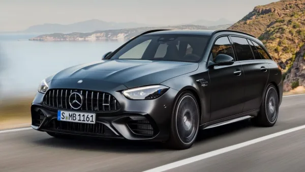 El lado oscuro del uso masivo de pantallas: Mercedes revisará 144.000 coches por apagones en sus pantallas