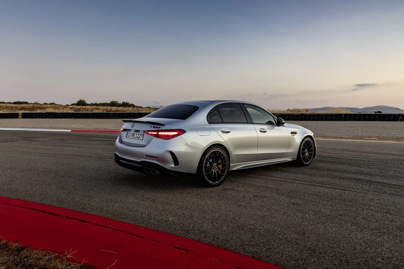 El lado oscuro del uso masivo de pantallas: Mercedes revisará 144.000 coches por apagones en sus pantallas