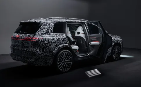 Así es el interior del SUV más lujoso de Audi: el Q9 con hasta siete plazas y que dice adiós al negro piano