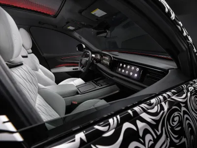 Así es el interior del SUV más lujoso de Audi: el Q9 con hasta siete plazas y que dice adiós al negro piano
