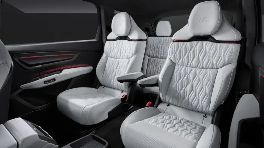 Así es el interior del SUV más lujoso de Audi: el Q9 con hasta siete plazas y que dice adiós al negro piano