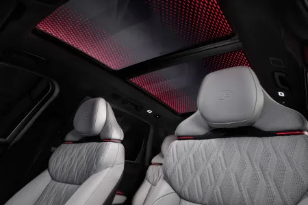 Así es el interior del SUV más lujoso de Audi: el Q9 con hasta siete plazas y que dice adiós al negro piano