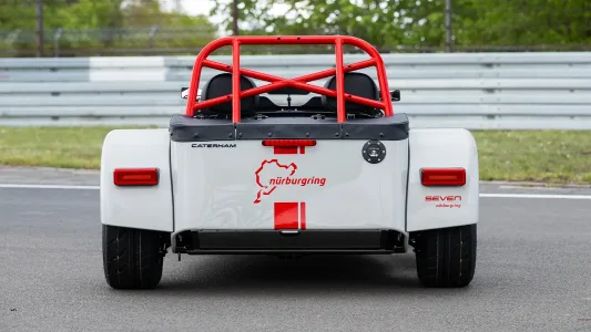 El coche mas analogico del mercado se viste de nurburgring caterham celebra el infierno verde a su manera