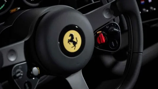 Ferrari acaba de cruzar su linea roja su primer electrico tiene 1 050 cv cuatro motores y diseno del creador del iphone 3