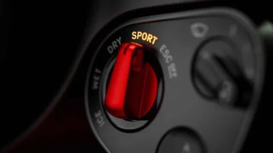 Ferrari acaba de cruzar su linea roja su primer electrico tiene 1 050 cv cuatro motores y diseno del creador del iphone 5