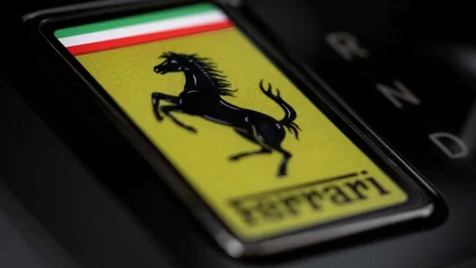 Ferrari acaba de cruzar su linea roja su primer electrico tiene 1 050 cv cuatro motores y diseno del creador del iphone 7