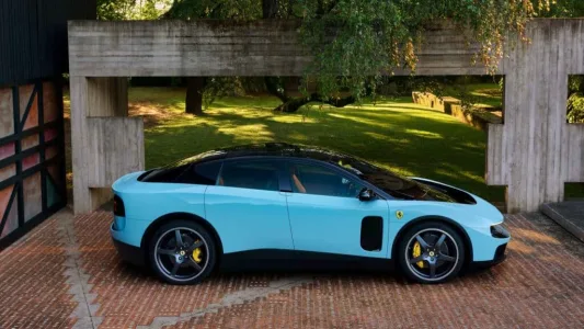 Ferrari acaba de cruzar su linea roja su primer electrico tiene 1 050 cv cuatro motores y diseno del creador del iphone 11