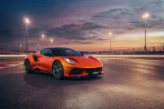 Lotus acaba de hacer más serio al Emira: 420 CV, dieta ligera y el turbo de Mercedes-AMG más exprimido