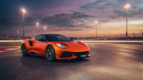 Lotus acaba de hacer más serio al Emira: 420 CV, dieta ligera y el turbo de Mercedes-AMG más exprimido