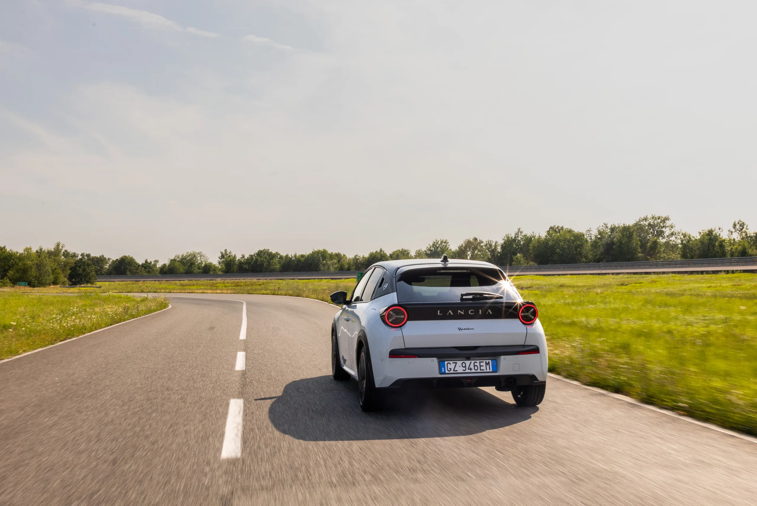 Lancia vuelve a lo sencillo un ypsilon de gasolina manual y mas barato para quien aun no quiere electrificarse