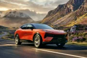 Lotus quiere pelear con Porsche a lo grande: el Eletre X llega con motor híbrido y 1.200 km de autonomía